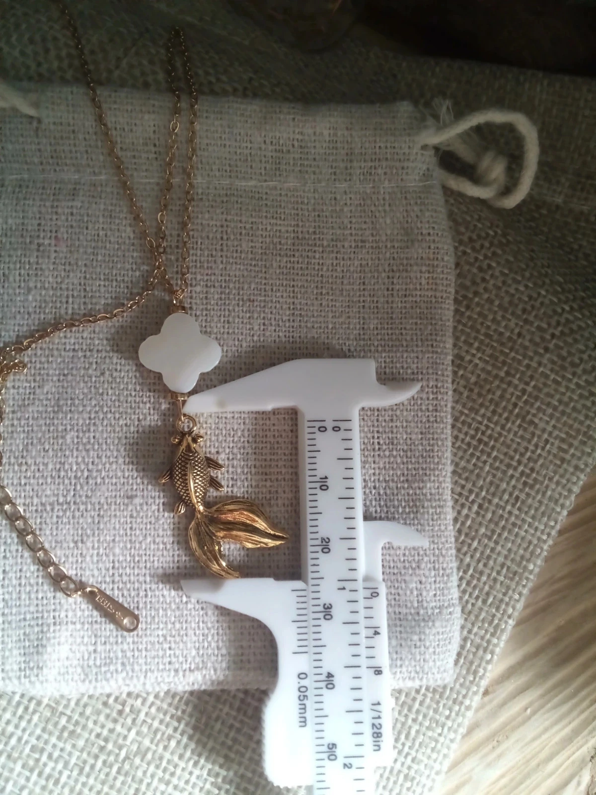 Collier poisson doré et trèfle à quatre feuilles en na'cre blanche naturelle – photo 3